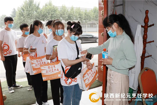 新纪元学子慰问敬老院老人