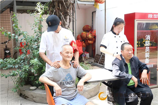 新纪元学子慰问敬老院老人
